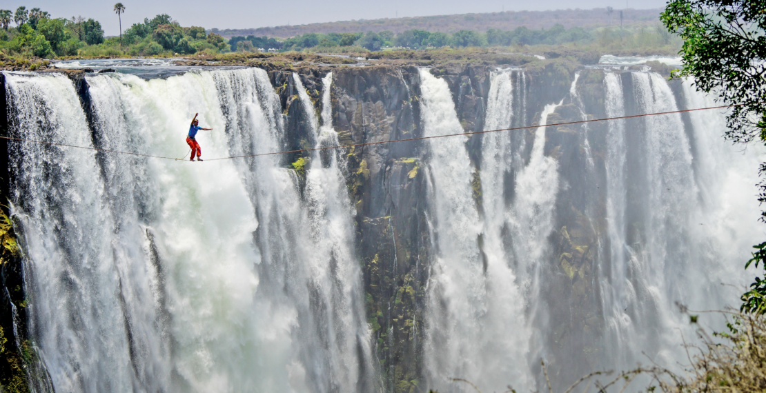 Slacklinen über dem Wasserfall